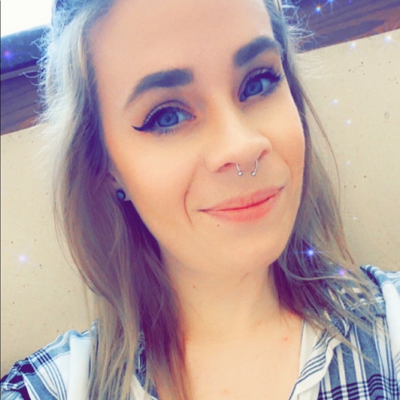 Meet your Posher, Liz - Picture 2 of 9